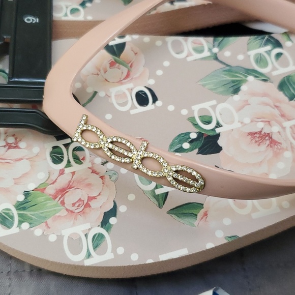 NWT Beach Ready Blue & Black bebe Rhinestone Floral Flip Flops - Picture 9 of 9